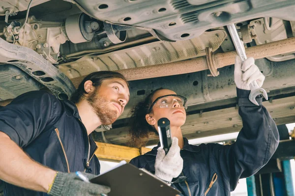 Механическая Служба Проверяет Подвеску Автомобиля Техническое Обслуживание Подъемника Гараже — стоковое фото