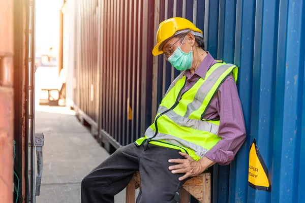 Yorgun ve yaşlı bir işçi, çok çalışmaktan yorgun düştüğü için iş yerinde uyur.