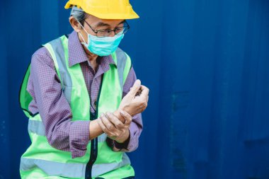 Yaşlı mühendis, bilek ağrısı, çok çalışmaktan kaynaklanan sağlık sorunu.