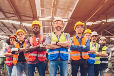 İşçi Mühendis Ekibi Grubu Heavy Industry 'deki ırkı birbirine karıştırdı. Güvenilirdir. Merkezdeki adama odaklanır.