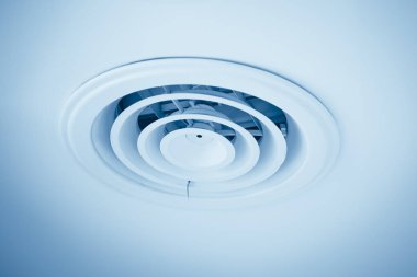 Havalandırma borusu tavan boşluğunu kapatıyor. Havalandırma ızgarası akışı büyük bina mavisi tonda.