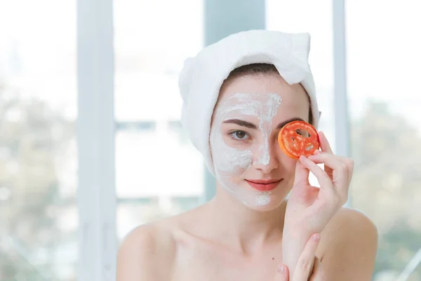 Beleza Mulher Rosto Máscara Cuidados Com Pele Com Tomate Vitamina — Fotografia de Stock