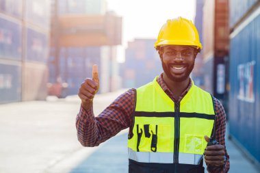 Siyah Afrikalı işçilerin portresi mutlu bir gülümseme kargo vinci nakliye limanında çalışıyor..