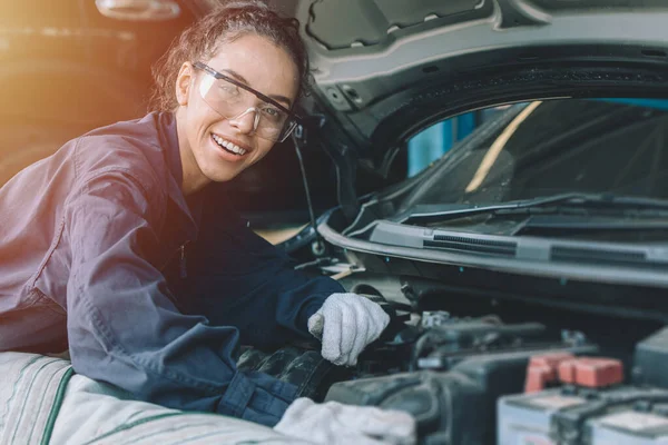 Personale Meccanico Controlla Concetto Motore Dell Auto Donna Intelligente Forte — Foto Stock