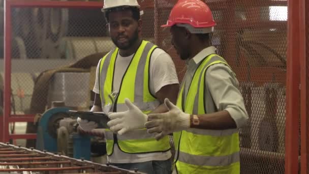 Trabalhador Negro Equipe Engenheiros Trabalhando Juntos Capataz Uma Fábrica Pesada — Vídeo de Stock
