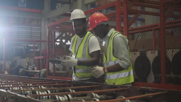 Trabajador Negro Equipo Ingenieros Trabajando Juntos Capataz Una Fábrica Pesada — Vídeos de Stock
