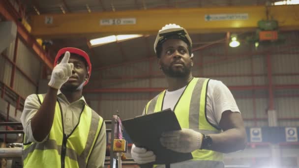 Trabalhador Negro Equipe Engenheiros Trabalhando Juntos Capataz Fábrica Pesada — Vídeo de Stock