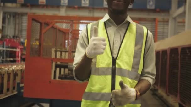 Africano Negro Joven Trabajador Feliz Trabajo Fábrica Pulgares Arriba Sonriendo — Vídeos de Stock