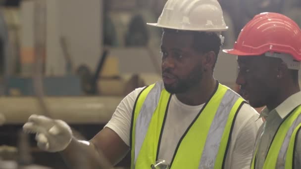 Afrikanische Schwarze Ingenieur Mitarbeiter Vorarbeiter Ausbildung Talk Job Prozess Erklären — Stockvideo