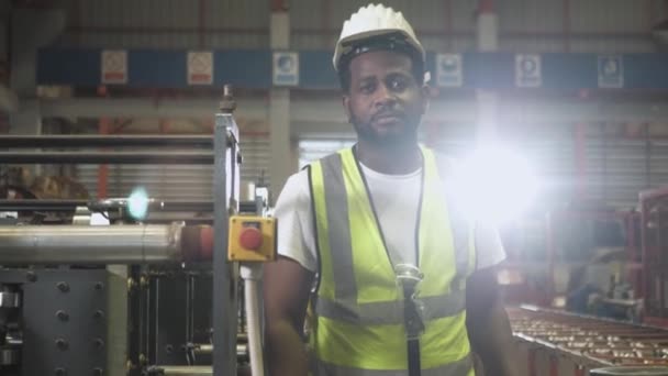 Trabalho Trabalhador Negro Feliz Indústria Pesada Com Polegares Chave Para — Vídeo de Stock