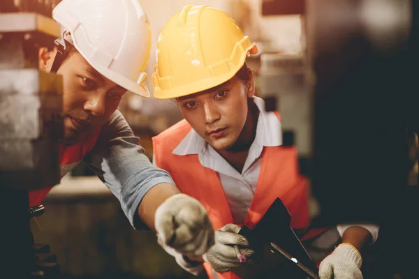 Ingenieur Team Mannelijk Werken Met Vrouwen Werk Helpen Ondersteunen Samen — Stockfoto