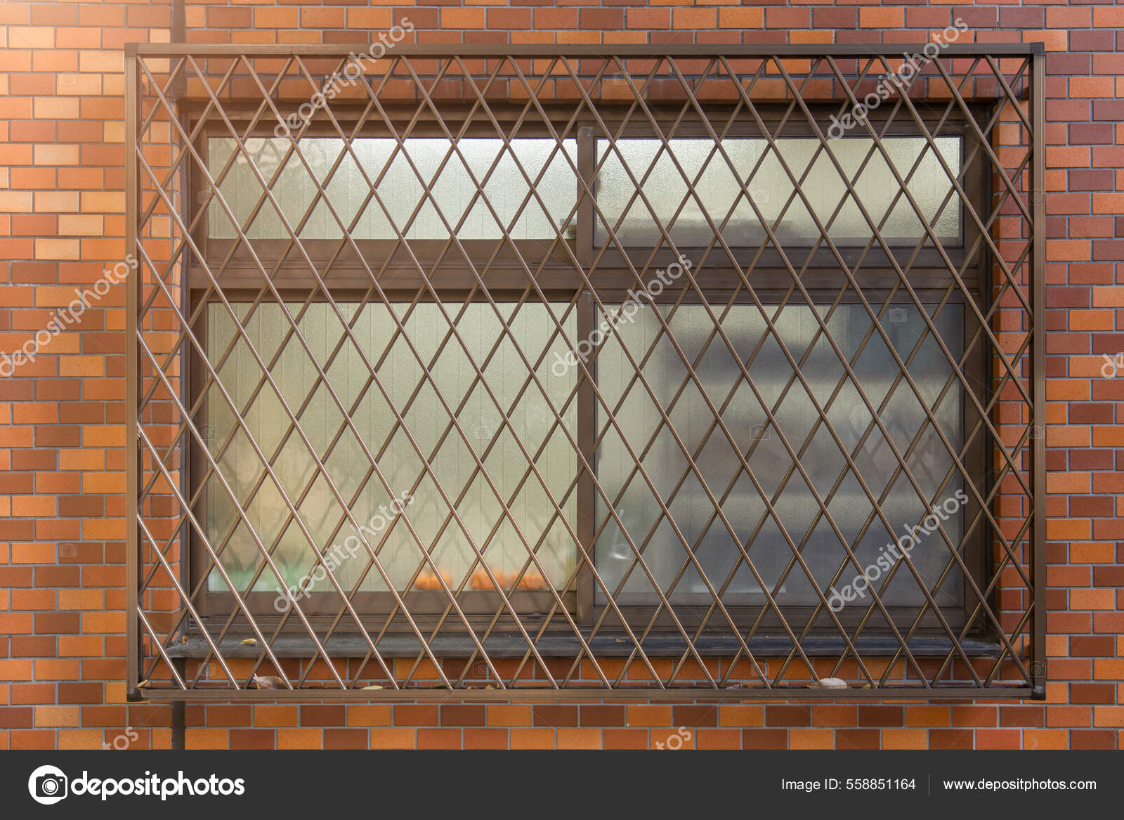 Fensterschutz Mit Metallsicherung Dieb Bricht Schutz Und Dekoration Ein -  Stockfotografie: lizenzfreie Fotos © coffeekai 558851164