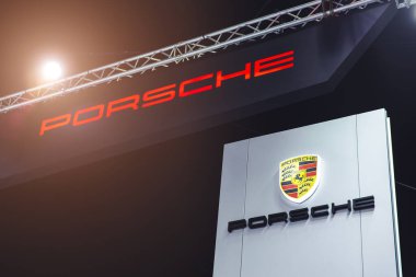 PORSCHE Supercar markası logo Motor Fuarı veya Motor Fuarı tabelası, Alman yüksek performanslı spor otomobil şirketi. 23 Mart 2022, Bangkok, THAILAND.