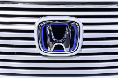 HONDA Motor Fabrikası Logosu Otomobil Fuarı veya Motor Fuarı Sergisi 'nde arabanın önünde işaret levhası. 23 Mart 2022, Bangkok, THAILAND.