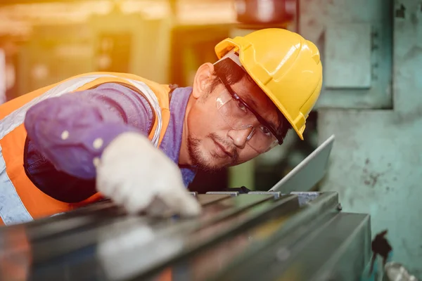 Trabalhador Engenheiro Asiático Pretende Trabalhar Profissionalmente Indústria Siderúrgica Trabalho Alta — Fotografia de Stock