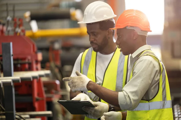 Lavoratore Nero Team Ingegneri Che Lavorano Insieme Nell Industria Pesante — Foto Stock