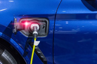 EV Araç şarj istasyonunda, elektrikli araba yeşil enerji ve ekolojik güç kavramı.