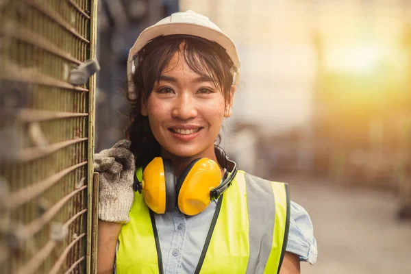 Engenheiro Mulher Trabalhador Mulheres Trabalhadoras Asiáticas Feliz Sorrindo Fábrica Máquinas — Fotografia de Stock