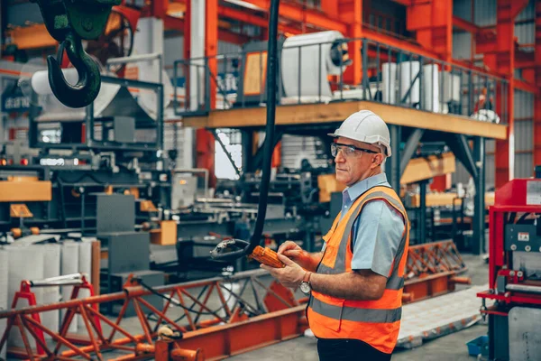 重工業工場でプロのシニアエンジニア男性機械オペレーターフォアマン労働者の仕事 — ストック写真
