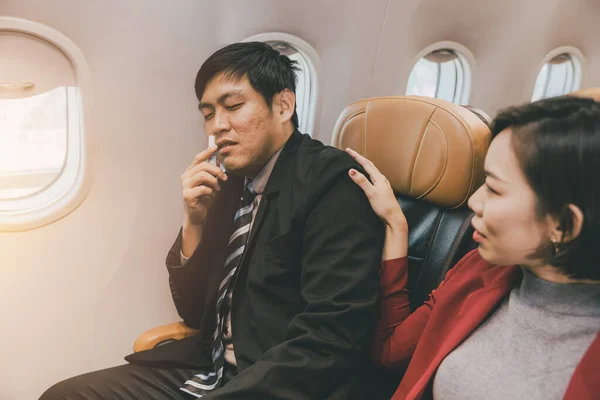 Asiatiska Affärsman Manliga Motion Sjuka Hälsoproblem Flygning Ombord Flygkabinen — Stockfoto