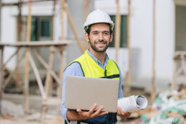 Mühendis. Happy Foreman şantiyede çalışıyor. kıdemli işçi proje tasarımcısı konsepti.