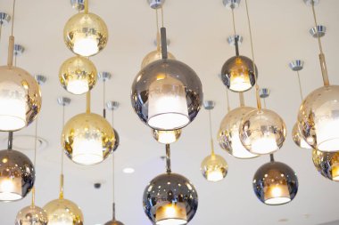 Modern binanın iç aydınlatma dekorasyonunda açık tavan lambası asılı.