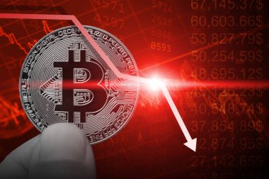 Kripto fiyatları düşüyor. Bitcoin kripto değer düşüşü ayı piyasası kavramı.