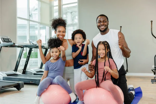 Gezonde Zwarte Familie Kinderen Ouder Lichaamsbeweging Gezondheidszorg Samen Fitness Sportclub — Stockfoto