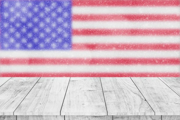 在木制桌面上闪烁着雪光的模糊的美国国旗 作为产品的广告背景 — 图库照片