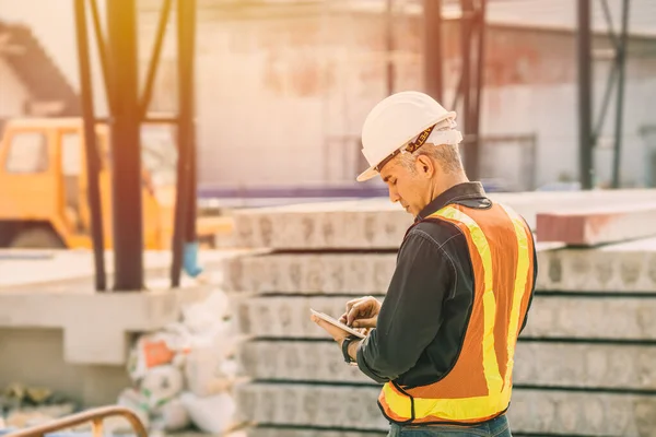 Ingegnere Caucasico Professionista Costruttore Maschile Che Lavora Cantiere All Aperto — Foto Stock