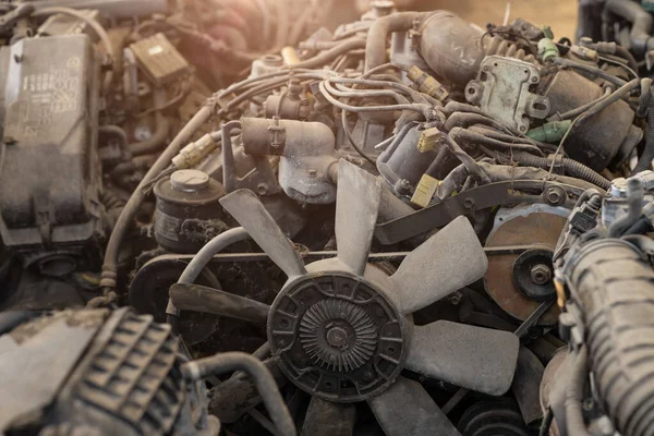 旧汽车发动机脏零件出售二手零件或回收利用 — 图库照片