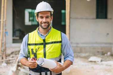 Mühendis. Happy Foreman şantiyede çalışıyor. kıdemli işçi proje tasarımcısı konsepti.