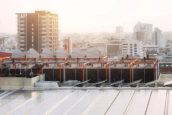 Taket Byggnaden Hvac Air Chillers Med Solpanel Modernt Bangkok Stadslandskap — Stockfoto