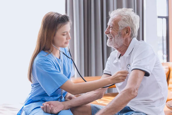 Servizio Assistenza Sanitaria Con Stetoscopio Uomo Anziano Anziano Assistenza Domiciliare — Foto Stock