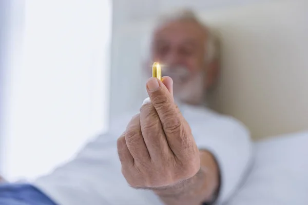 Primer Plano Anciano Mostrando Medicina Píldora Vitamina Pescado Aceite Gel — Foto de Stock