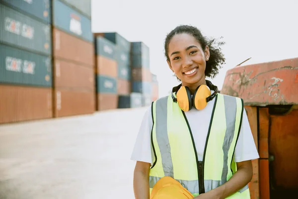 作为港口货运公司员工的非洲年轻黑人女工的肖像 — 图库照片