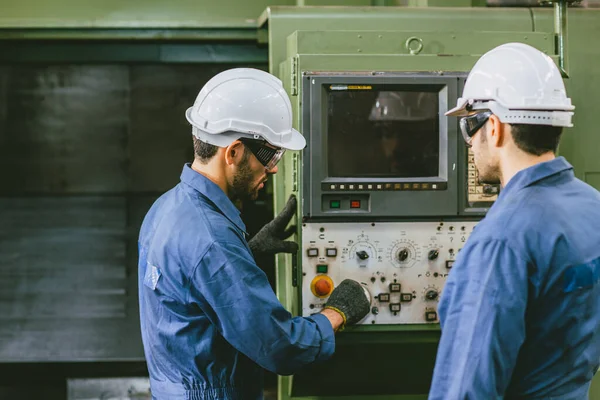 Trabajador Experimentado Del Personal Del Ingeniero Que Trabaja Junto Fábrica — Foto de Stock