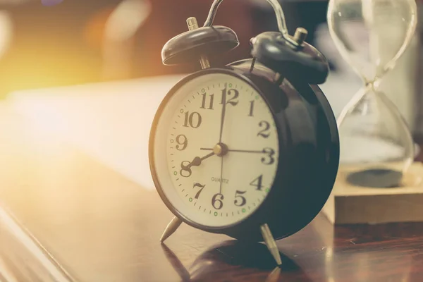 Uhr Zeit Retro Uhr Mit Sanduhr Aus Sand Auf Holztisch — Stockfoto