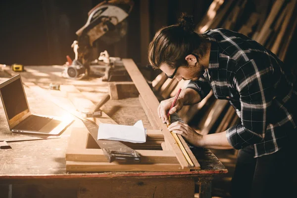 Timmerman Houtbewerker Werkt Met Hand Gemaakt Meubilair Winkel Fabriek Industrie — Stockfoto