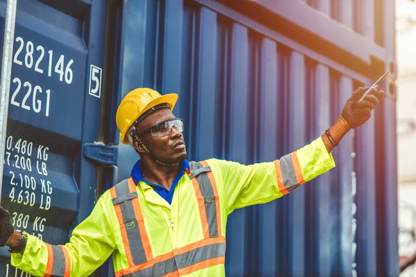 进出口集装箱货箱货轮的装卸工控制 集装箱货运公司的黑人工人工作 — 图库照片