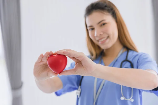 Vacker Sjuksköterska Läkare Kvinna Glad Leende Med Kärlek Hjärta För — Stockfoto
