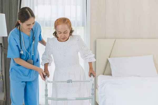 Asiática Anciana Senior Mujer Usando Walker Ayuda Con Enfermera Apoyo — Foto de Stock