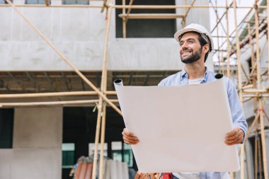 Mühendis. Happy Foreman şantiyede çalışıyor. kıdemli işçi proje tasarımcısı konsepti.