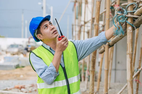ホーム工事現場の安全チェックで無線コマンドを使用して働く労働者のフォアマンエンジニアのビルダー — ストック写真