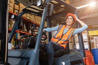 Mutlu kadın çalışan depo çalışanı forklift sürücüsü mutlu gülümsüyor Asyalılarla çalışmanın keyfini çıkarın.
