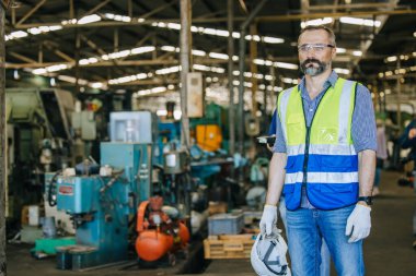 Latin kökenli zeki mühendis endüstrisi metal fabrikası işçisi kendinden emin duruyor..