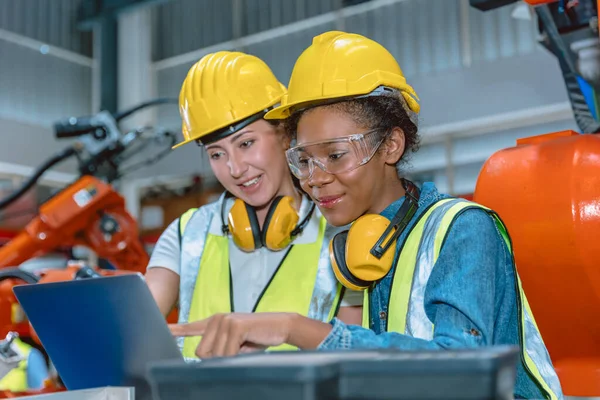 Women Engineer Worker Working Team Helping Together Work Modern Advance — Stockfoto