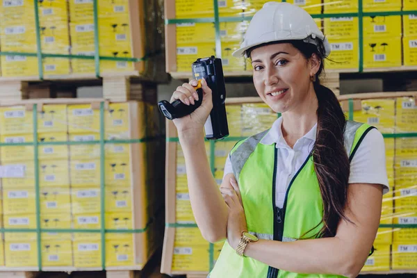 利用条形码扫描装置在仓库库存产品收集管理部门工作的女员工 — 图库照片