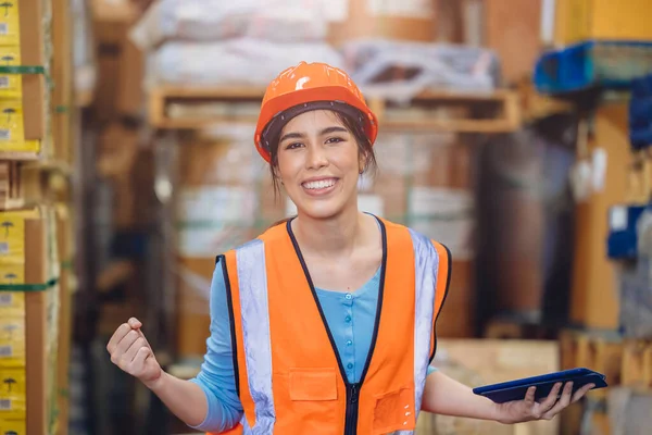 工場倉庫在庫管理チームで働く女性アジア人労働者幸せな笑顔 — ストック写真