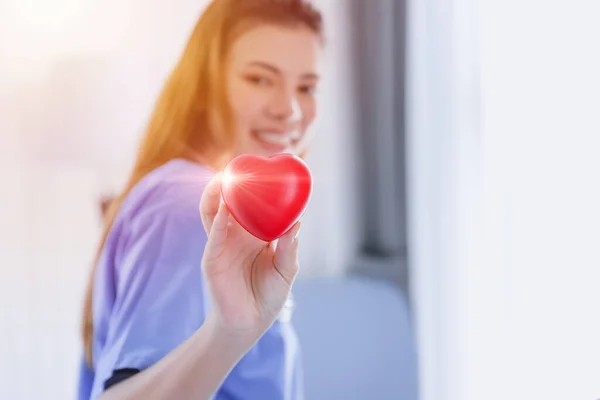 Coração Amor Cardio Healthcare Conceito Médico Com Bela Enfermeira Sorriso — Fotografia de Stock